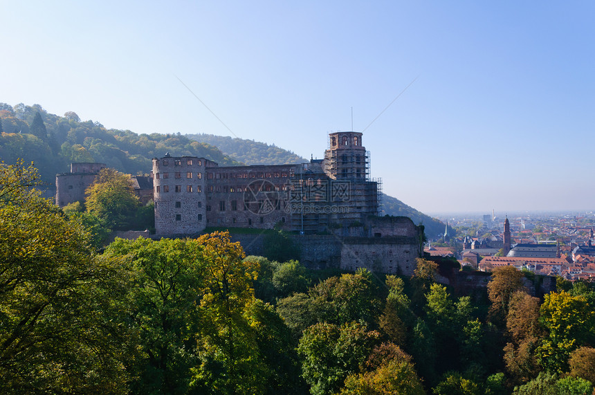 德国海德堡的城堡和老城古迹观光旅行晴天风景房子历史城市蓝天地标图片