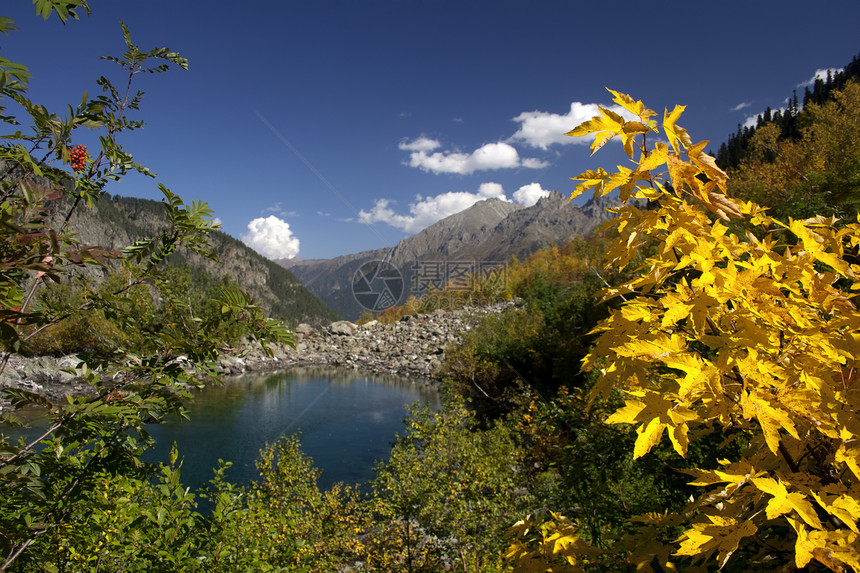 高加索的秋天 巴杜斯基湖 高加索图片