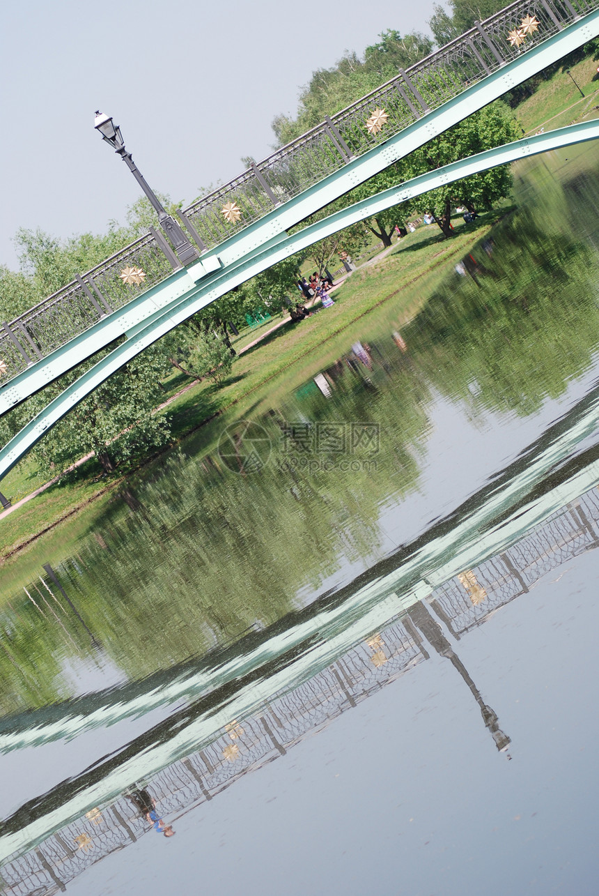 夏天莫斯科市公园的桥上花园绿色街道城市公园休闲草地池塘图片