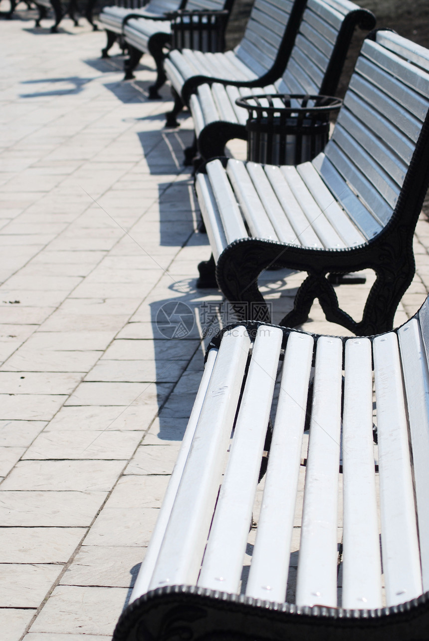 公园中的白板白色石头街道木头椅子座位休息图片