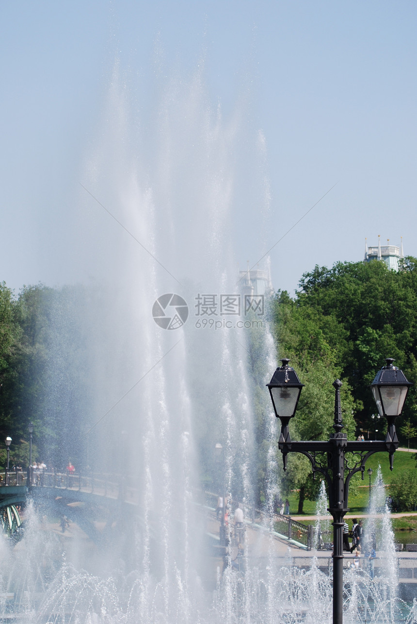 莫斯科市公园的高喷泉绿色城市公园街道图片