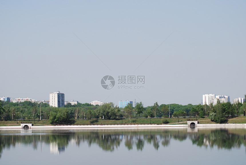 春季和夏季在莫斯科的户外城市公园草地房子池塘休闲绿色城市花园图片