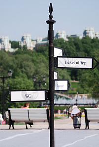 城市公园十字路口的方向箭标符号纪念品邮政路牌金属指导路标公园厕所车削指针背景图片