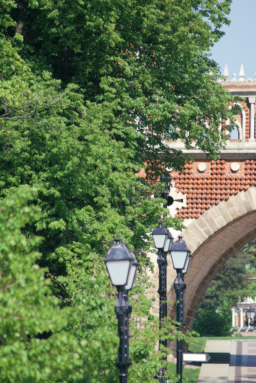 桥在夏天 莫斯科的叶卡捷琳娜王后宫殿 扎里齐诺绿色合奏项目历史博物馆建筑学津诺公园天空建造图片