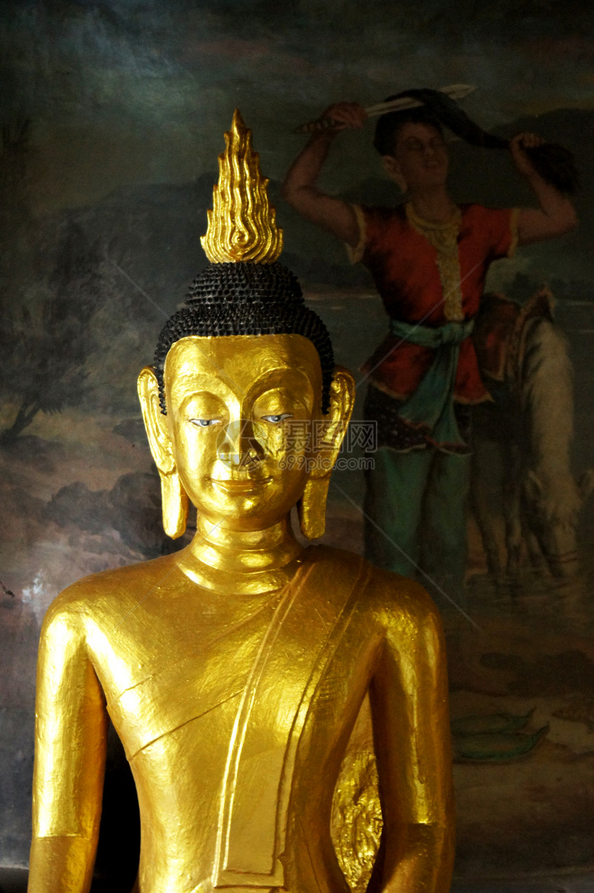 在泰国佛寺 亚洲风格的佛像上竖立佛像图片
