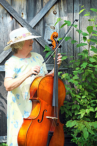 女大提琴手独奏乐器声学字符串大提琴音乐音乐家成人背景图片