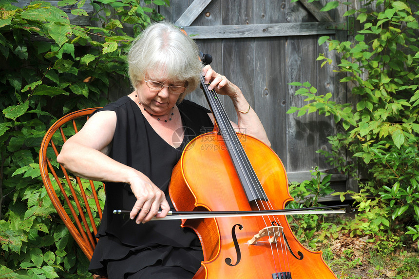 女大提琴手音乐大提琴女士字符串声学音乐会旋律演员独奏音乐家图片