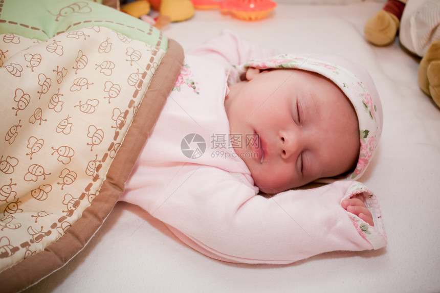 睡着的女婴在粉红长袍中图片