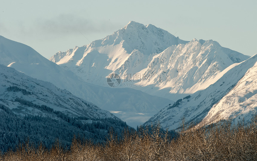 Chilkat山谷被雪覆盖蓝色阳光岩石冻结全景风景荒野公园环境季节图片