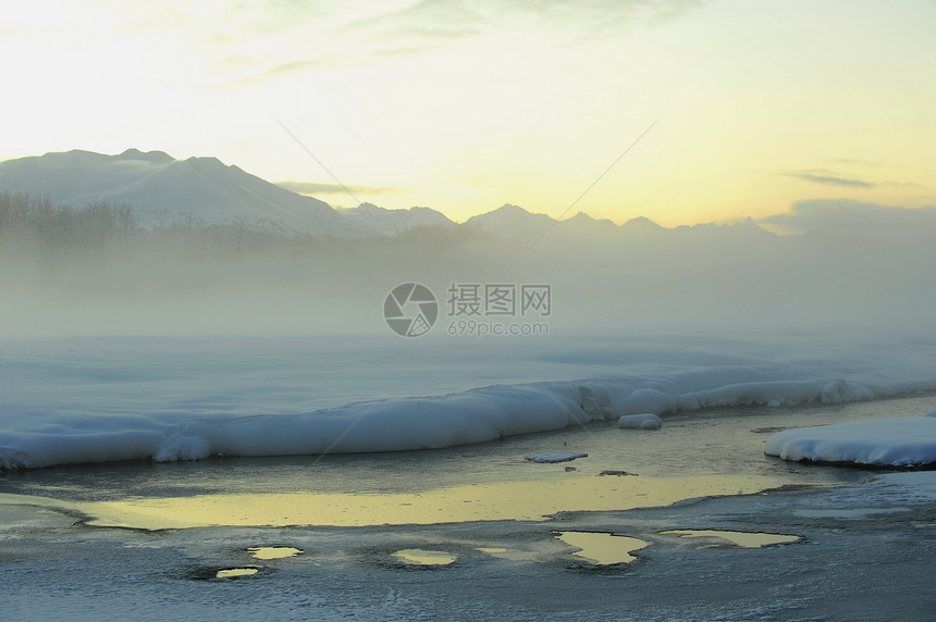 Chilkat山谷被雪覆盖气候天空风景环境假期旅行冻结全景蓝色荒野图片