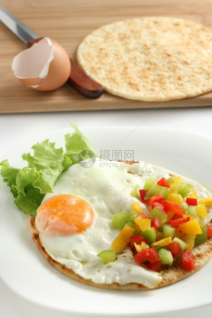 含盐沙司的炸鸡蛋早餐油炸食物蛋壳白色蛋糕胡椒蛋黄图片