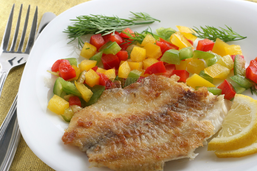 含沙拉萨的油炸罗非薯条蔬菜餐巾午餐胡椒油炸饮食黄色盘子食物鱼片图片