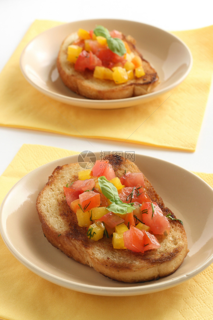 用切开的蔬菜烤面包油炸胡椒小吃黄色野餐早餐食物飞碟图片