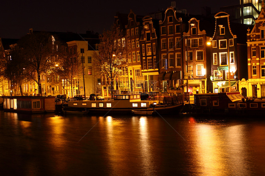 荷兰阿姆斯特丹夜幕下房屋城市建筑学山墙运河倾斜反射家园图片