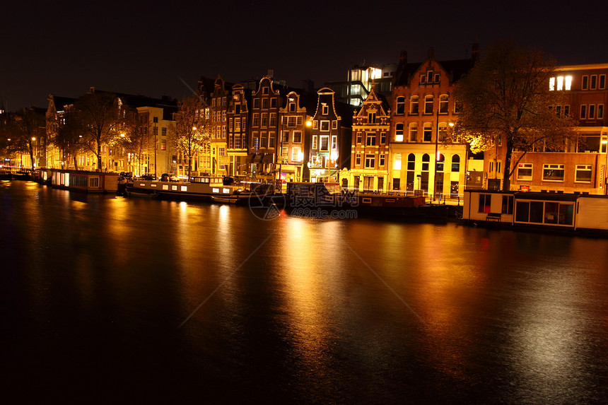 荷兰阿姆斯特丹夜幕下家园倾斜建筑学山墙反射运河城市房屋图片