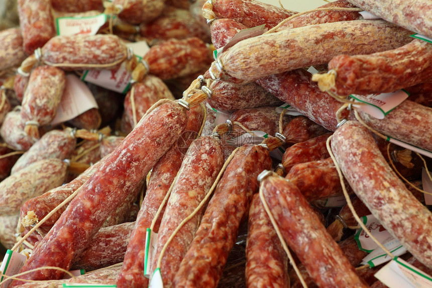 在农民市场上展示的意大利传统香肠 种植者市场烹饪店铺屠宰场销售饮食美食熟食火腿屠夫食物图片