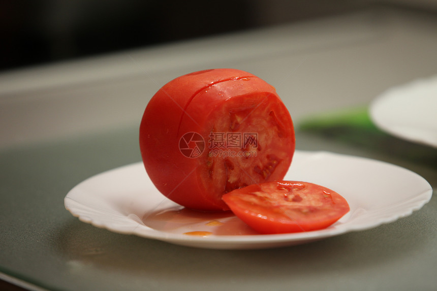 番茄饮食盘子圆形蔬菜厨师红色餐具厨房双手原油图片