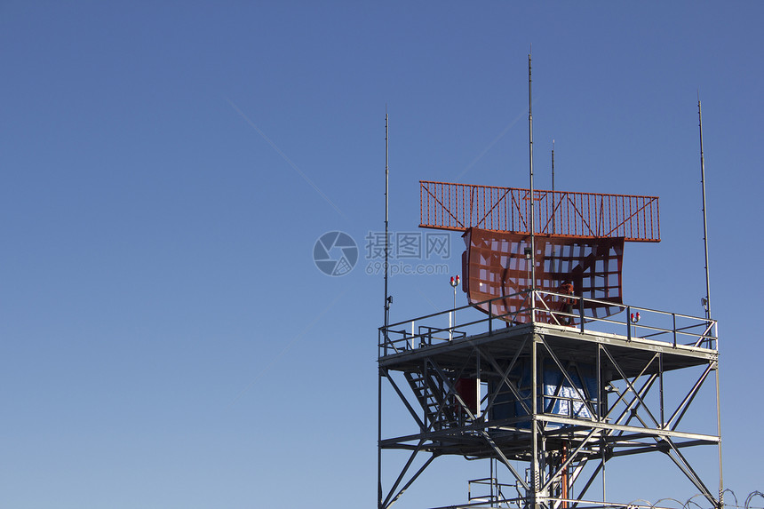 空中交通管制雷达雷达监视摄影低角度技术通讯塔蓝天飞机航天工业天线电子图片