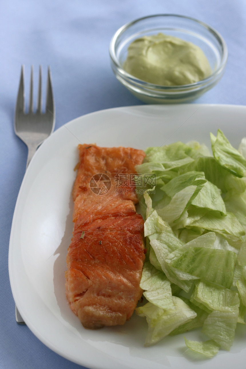 炒鲑鱼食物敷料油炸盘子午餐餐巾绿色沙拉蓝色饮食图片