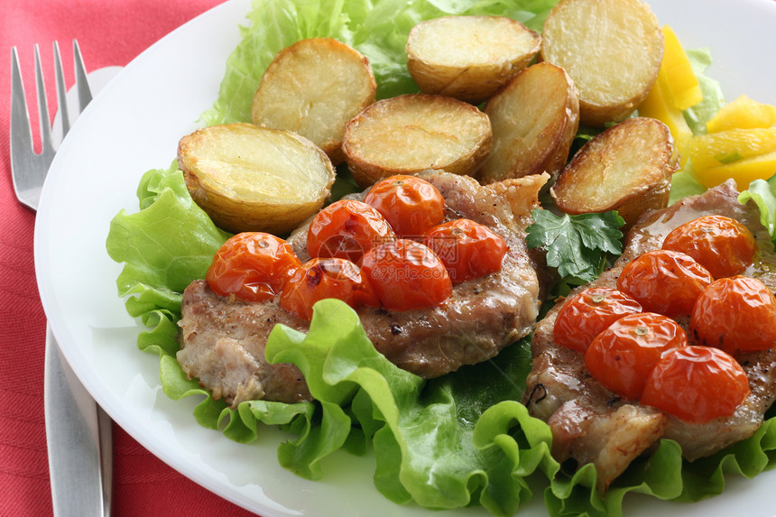 番茄和土豆炒猪肉白色土豆香菜油炸餐巾红色午餐食物盘子香料图片