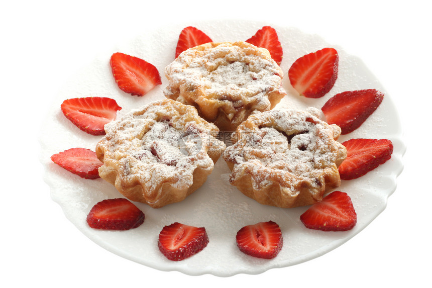 松饼加草莓红色糕点蛋糕浆果盘子小屋甜点白色脚轮餐巾图片
