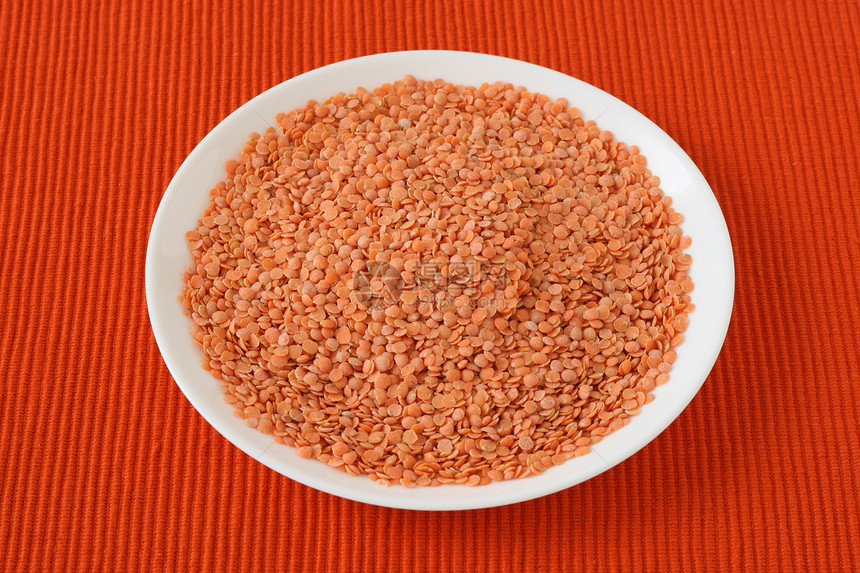 盘子上的干红扁豆橙子餐巾红色健康饮食食物图片