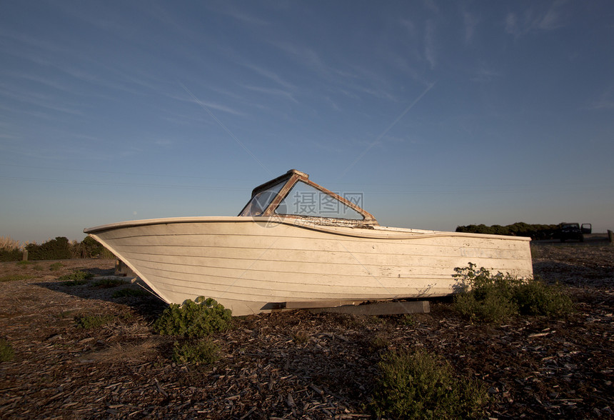 一条旧船 蓝天常春春藤海景处理古董乡愁金属偏光片桅杆图像退休假期图片
