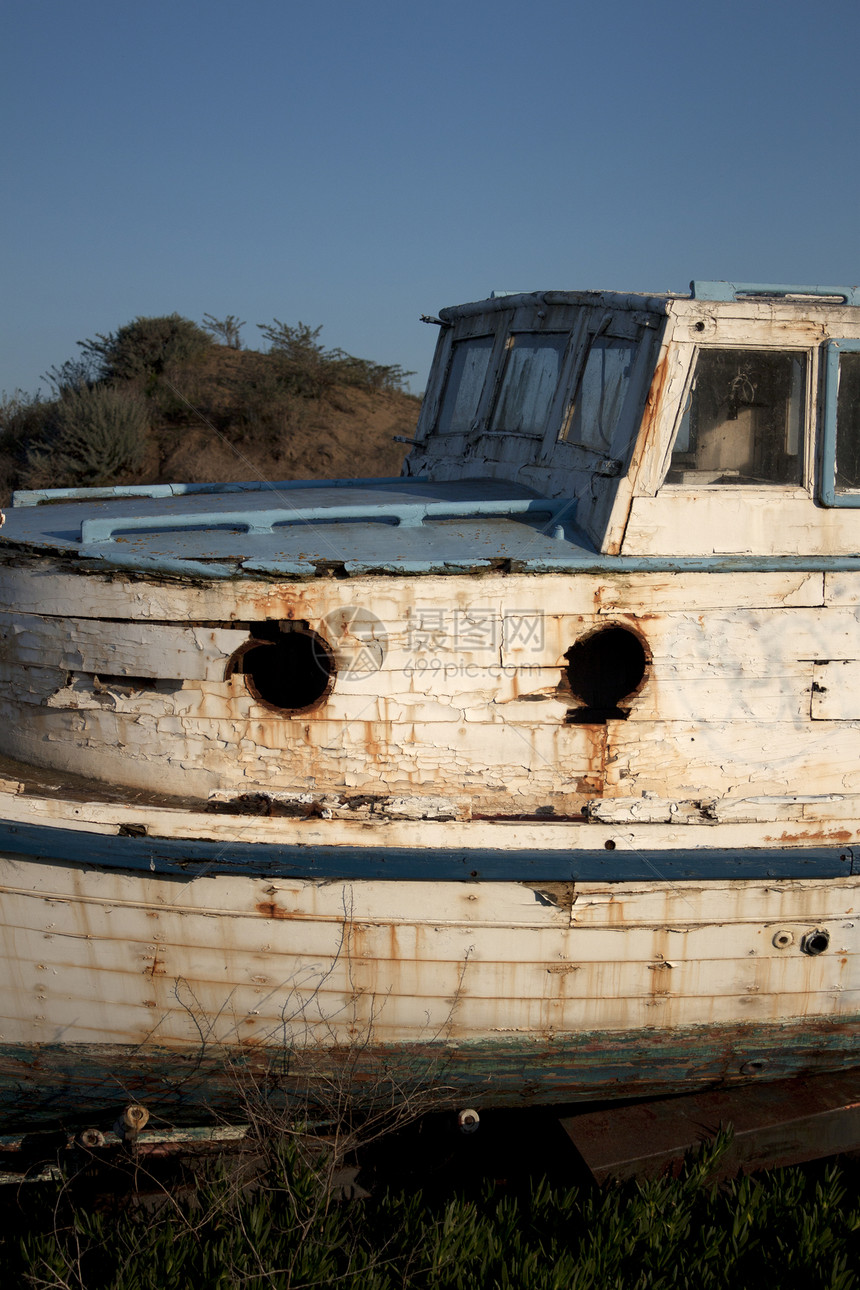 一条旧船 蓝天常春春藤海滩处理金属天空风暴古董桅杆数字假期游艇图片