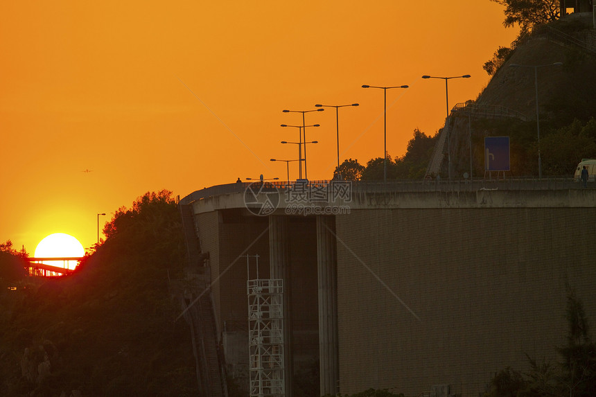 日落时高速公路过境路口街道穿越城市车道场景阳光运输交通图片