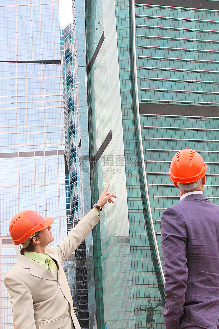 两名建筑业商务人士成人蓝图衬衫专家头盔资源工人检查员工程师活动图片