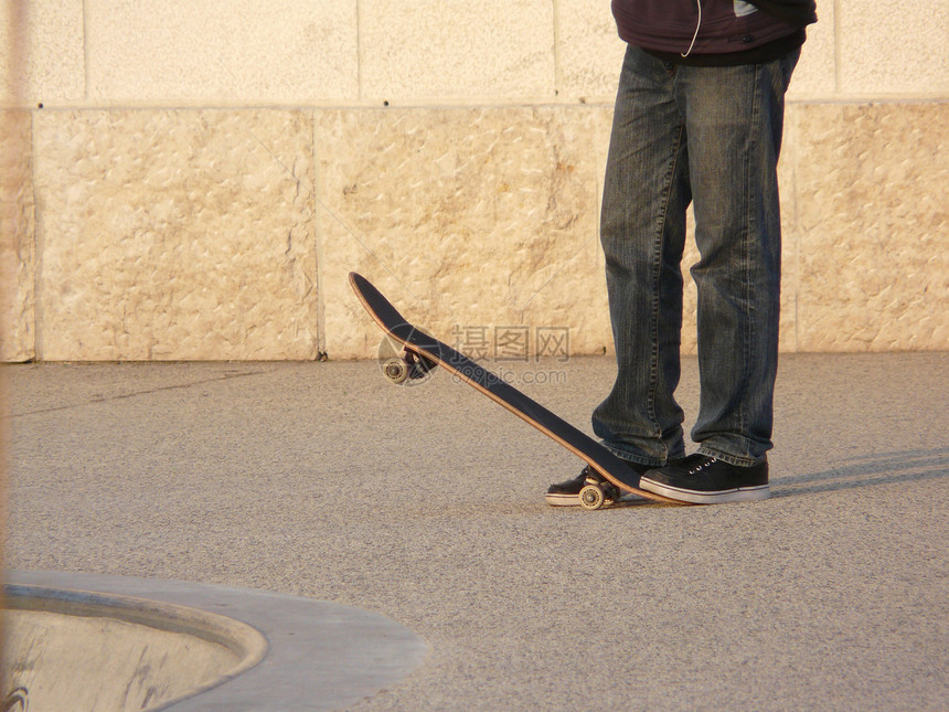 滑冰车少年公园滑板游戏男人男生运动图片