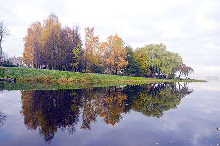 反省的素材美丽的湖和秋天树反射水背景