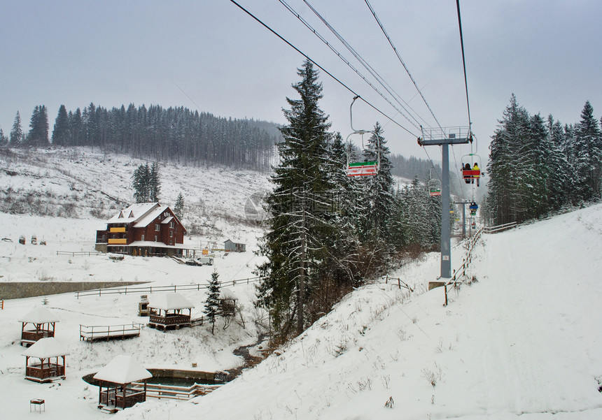 雪板机滑雪者缆车云杉暴风雪雪者滑雪森林山脉图片