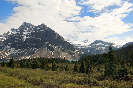 加拿大岩礁山国家旅游公园山脉顶峰假期森林蓝色岩石旅行背景图片