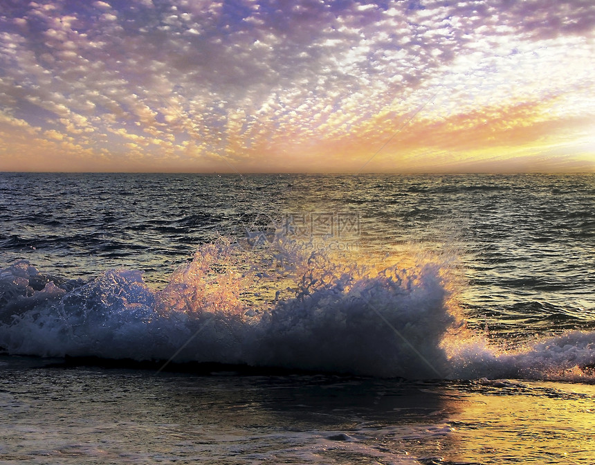 海面反常日落太阳海洋波浪天气天空地平线风景蓝色戏剧性海滩图片