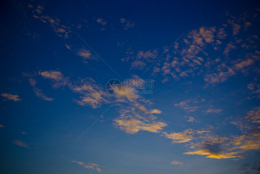 清蓝的天空和多云图片