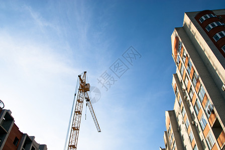 桥式吊车住宅开发发展外观工地项目建筑生长公寓楼天空房地产活动黄色背景