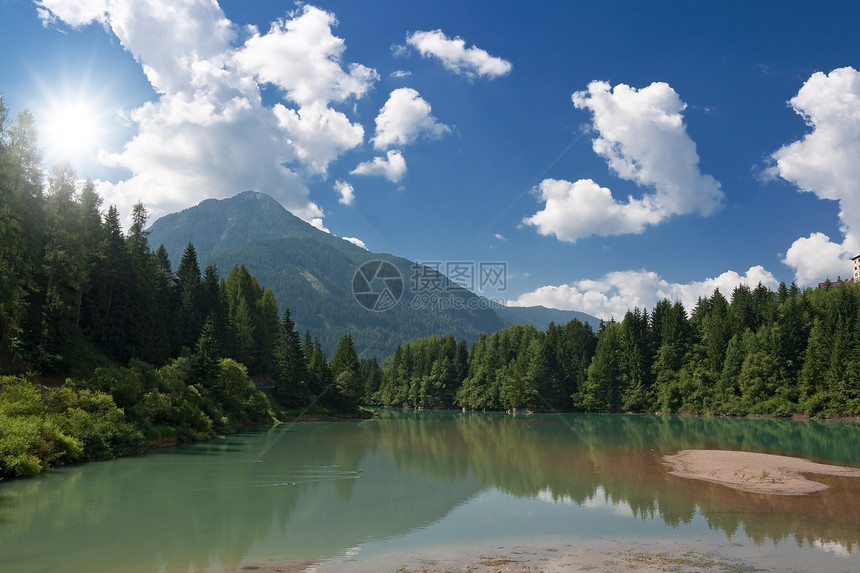 索拉加湖假期草地旅游岩石晴天风景木头蓝色树木蓝晶图片