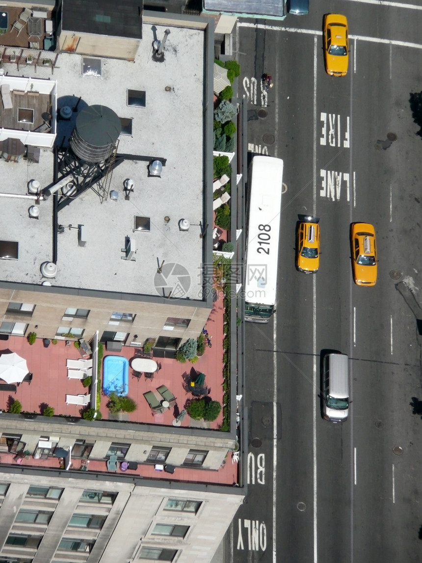 纽约街头建筑黄色出租车天空太阳游泳池城市水塔穿越摩天大楼图片