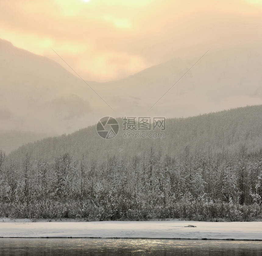 日落时雪中山下公园阳光假期天空顶峰山脉森林国家童话季节图片