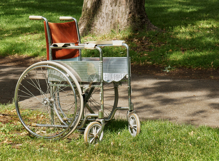 公园中的旧遗弃轮椅图片