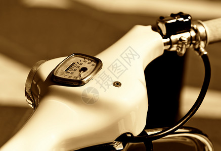 摩托车车速把手棕褐色里程表转速表轮子背景图片