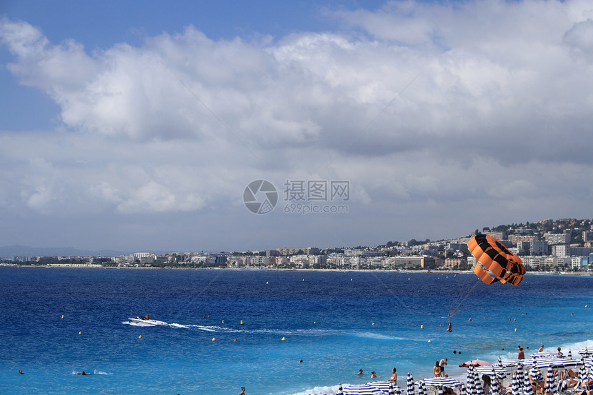 滑行滑动天空海滩蓝色降落伞运动男人冒险图片