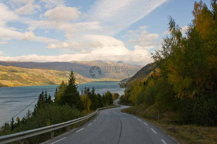挪威北部地貌景观天空旅游风景游客自然峡湾图片