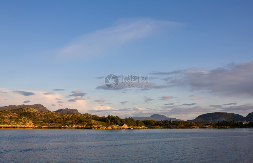 挪威北部地貌景观游客天空旅游风景自然峡湾图片