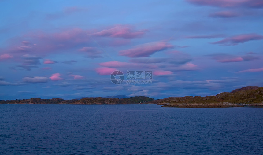 挪威北部地貌景观旅游游客风景天空自然峡湾图片