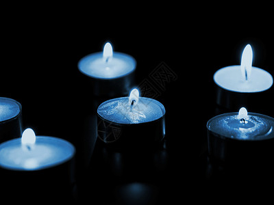 蜡烛点燃燃烧庆典蓝色烛光黑暗火焰教会宗教背景图片