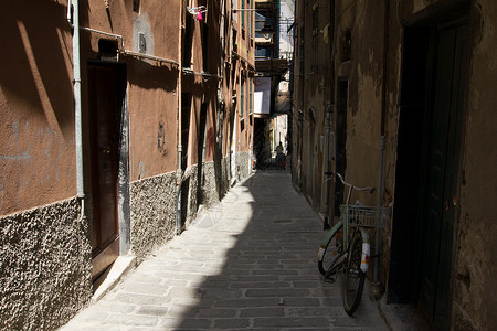 热那亚的狭小街背景图片