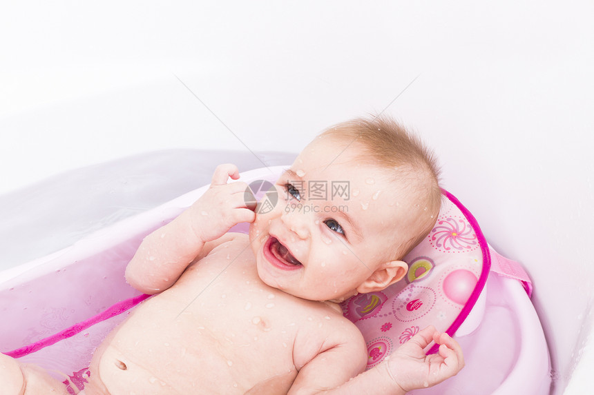 游泳婴儿享受清洁洗澡浴室浴缸快乐微笑保健喜悦卫生图片