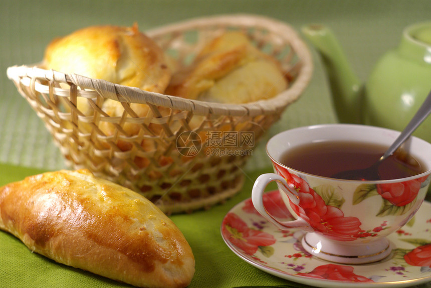带茶的热蛋糕橘子用餐面团烹饪午餐小吃桌布脂肪一杯茶食物图片